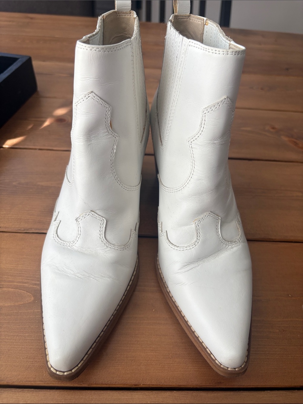 Sam Edelman White Coyboy heeled booties. Size 9